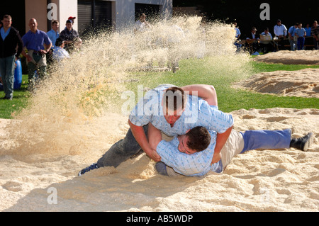 Swiss wrestling tradizionale - 'Lutte' o 'Schwingen' Foto Stock