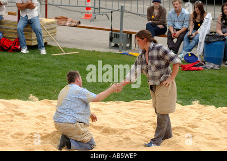 Swiss wrestling tradizionale - 'Lutte' o 'Schwingen' Foto Stock