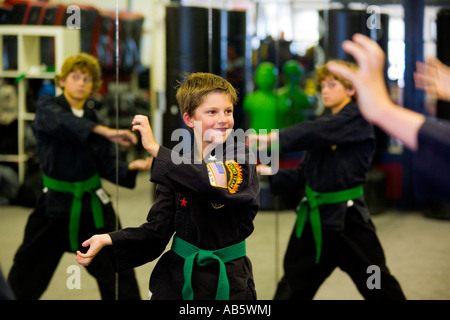 I ragazzi adolescenti pratica in arti marziali classe Foto Stock