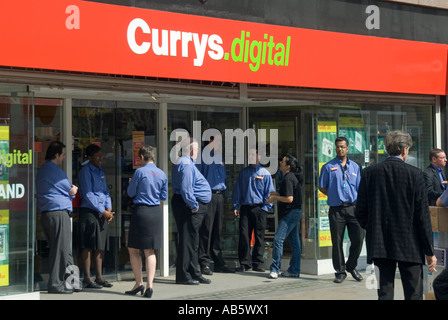 Currys digital store dopo il rebranding di Dixons high street negozi di materiale elettrico visto durante il personale procedura di evacuazione Foto Stock