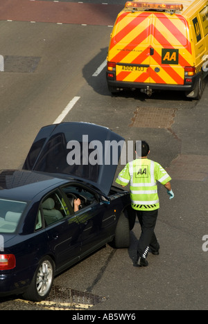 Ripartizione AA patrol assistere stranded automobilista seduti in auto con il cofano fino Foto Stock