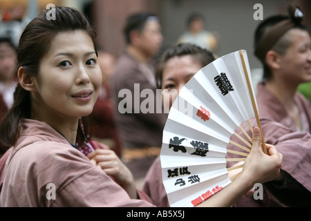 JPN Giappone Tokyo Santuario festival denominato Matsuri Lo Shinto santuari sono trasportate attraverso le strade del tempio Shintoista district Foto Stock