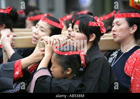 JPN Giappone Tokyo Santuario festival denominato Matsuri Lo Shinto santuari sono trasportate attraverso le strade del tempio Shintoista district Foto Stock