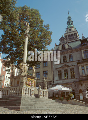 Colonna di plac boleslawa chrobrego, con ratusz (municipio) oltre, klodzko, Slesia, Polonia. Foto Stock