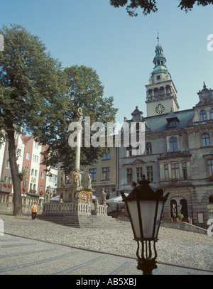 Colonna di plac boleslawa chrobrego, con ratusz (municipio) oltre, klodzko, Slesia, Polonia. Foto Stock