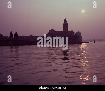 Vista dell'Isola di San Michele a crepuscolo da un vaporetto, Venezia, Italia e Europa Foto Stock