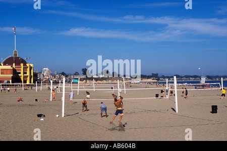 California Santa Cruz i giovani adulti a giocare a beach volley Foto Stock