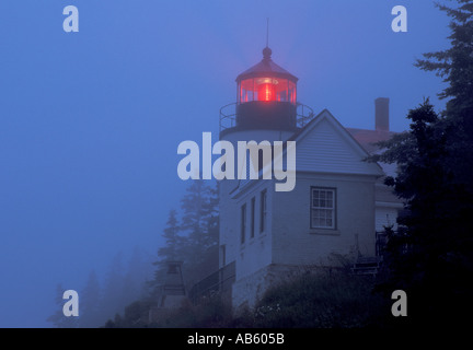 Porto basso faro affacciato sull'Oceano Atlantico porto basso Maine la mattina presto Acadia Foto Stock