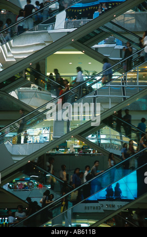 Tailandia Bangkok persone su scale mobili all'interno del MBK Ma Boon Krong Centro Shopping Mall. Foto Stock