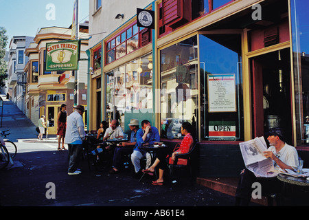 Le persone al marciapiede tavoli fuori Cafe Trieste Coffee House San Francisco California quartiere italiano Foto Stock