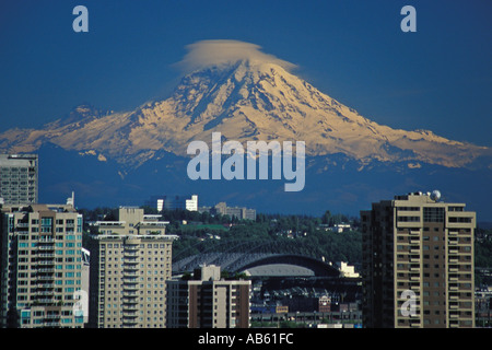 Il Monte Rainer con cloud lenticolare e Seattle Washington skyline in primo piano Foto Stock