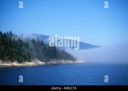 Nebbia in rotolamento verso West Vancouver attraverso Burrard ingresso Foto Stock