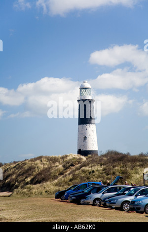 Spurn faro capo in una limpida giornata di sole con parcheggio auto in primo piano Foto Stock