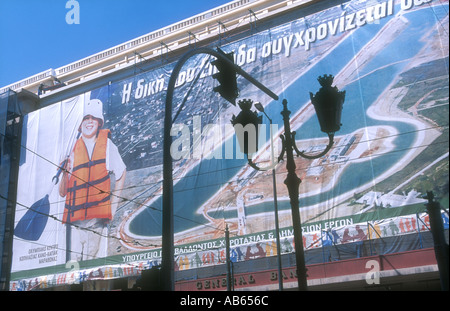 Un enorme poster di Schinias olimpico di canottaggio e canoa centro in costruzione, con un canoeist e pagaia, Atene, Grecia. Foto Stock