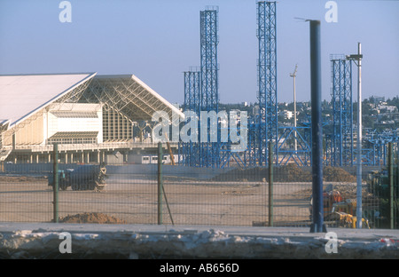 L' Athens Olympic Sports Complex (tennis nuoto) in costruzione, con Irini Station in primo piano, Atene, Grecia. Foto Stock