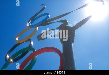 Una scultura della Torcia Olimpica con gli anelli olimpici simbolo in Alimos, Atene, Grecia. Foto Stock