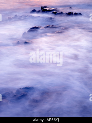 Astratto come mare bagna su roccia a Duntulm. Isola di Skye Foto Stock