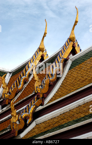 Dettaglio del tetto e finials cho fas del trono di Dusit hall presso il Grand Palace a Bangkok in Tailandia Foto Stock