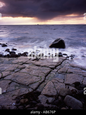 Serata di docce in Minch da Duntulm, Isola di Skye Foto Stock