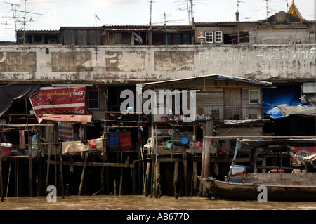 Terminal dei traghetti per viaggiare attraverso il fiume Chao Phraya a Bangkok, Thailandia Foto Stock