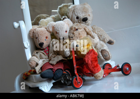 Vecchio bodies e coniglio su uno scooter da 1950 60s nella parte anteriore dello specchio Foto Stock