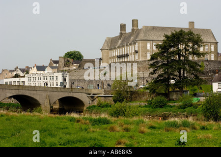 Ponte sul Fiume Towy in Carmarthen con HQ uffici di Carmarthenshire County Council in background Wales UK Foto Stock