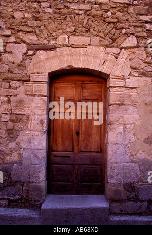 Porta di legno, home, casa, edificio in pietra, Rue de l' Hopital, Medieval Hilltop Village, villaggio sulla collina, Venasque, Venasque, Vaucluse Provence, Francia Foto Stock