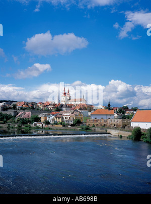 Pittoresca cittadina di Kadan visto oltre il fiume Ohre, nel nord della Repubblica ceca. Foto Stock