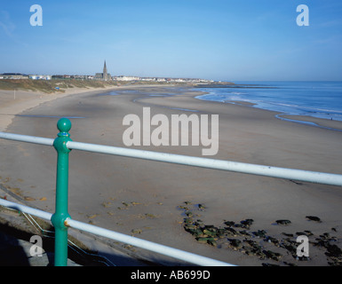 Vista nord sulla spiaggia Longsands verso Cullercoats da Tynemouth, Tyne and Wear, Inghilterra, Regno Unito. Foto Stock