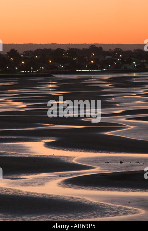 Tramonto a bassa marea oltre Sandgate nel Queensland Australia Foto Stock