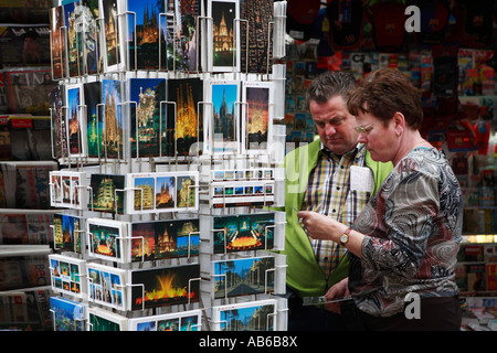 I turisti in cerca di cartoline Las Ramblas Barcellona Spagna Foto Stock