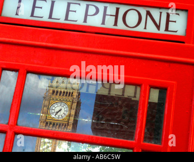 Big Ben riflessa in rosso casella telefono Foto Stock