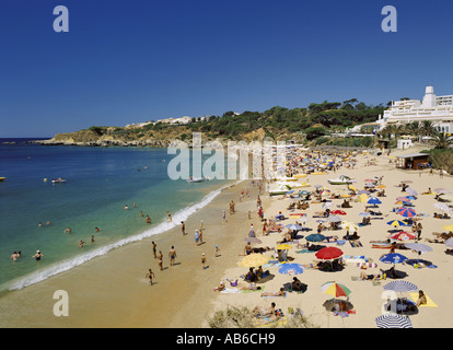 Il Portogallo, Algarve, Praia da Oura Beach nei pressi di Albufeira in estate Foto Stock