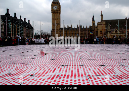 David gentleman organizzato 100.000 macchie rosse di sangue che deve essere prevista in piazza del Parlamento durante la dimostrazione di Londra la marcatura 3a Foto Stock