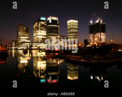 Canary Wharf uffici di notte Docklands Londra Inghilterra Regno Unito Regno Unito Regno Unito Foto Stock