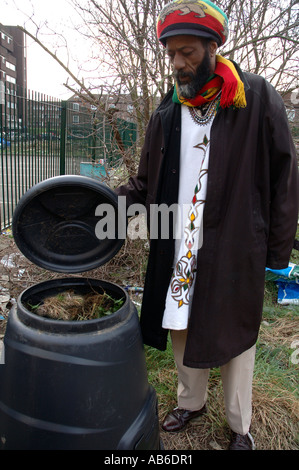 Rastafarian compostaggio e riciclaggio nella parte interna della città terra aperta a Dagenham nel sud di Londra. Foto Stock