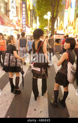 Notte Tempo in Kabuki Cho quartiere degli intrattenimenti di Shinjuku Tokyo Giappone Foto Stock