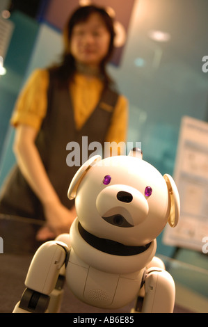 Un cane robot in esposizione presso il Sony Building di Ginza Tokyo Giappone Foto Stock