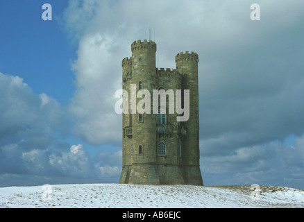 Torre faro follia di pesce sulla collina che si affaccia su Broadway e il Cotswolds costruito da Lady Coventry nel XVIII secolo Worcestershire Foto Stock