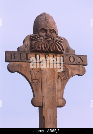 Testa scolpita di un Viking rende un insolito villaggio segno per Bildeston Suffolk Foto Stock