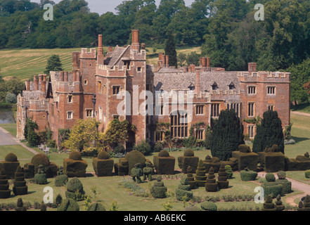 Compton Wynyates Tudor mattoni rosa Manor House risale al 1480 pietra cote fine bifore a 8 miglia a ovest di Banbury Foto Stock
