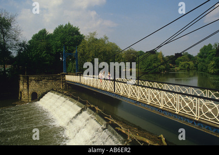 Mill ponte ponte pedonale attraverso il fiume apprendere a Jephson Gardens Leamington Spa Warwickshire Foto Stock