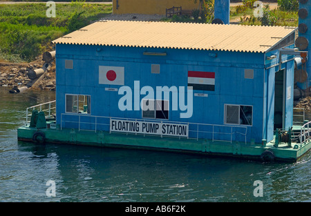 Flottante stazione pompa inserito sulle rive del fiume Nilo fornire acqua per l'agriturismo tenute in Egitto, Nord Africa Foto Stock