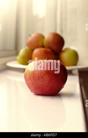 Mele sul davanzale con un Apple in primo piano stile 1970 il bilanciamento del colore Foto Stock