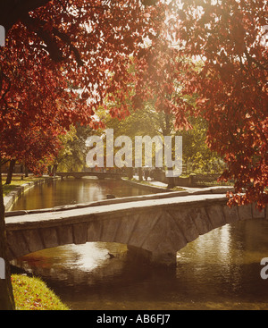 Bourton sull'acqua villaggio Costwold sul Fiume Windrush con molti bassi ponti in pietra Gloucestershire Foto Stock