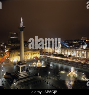 Trafalgar Square di notte mostra semi vista aerea verso la Galleria Nazionale di Londra, Regno Unito Foto Stock