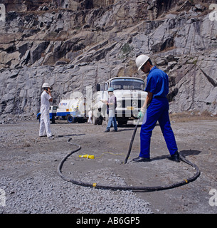 Trapanare i fori per la fabbricazione di esplosivi nel settore minerario, Brasile Foto Stock