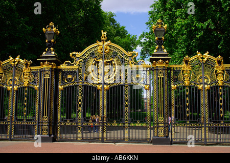 Canada Gate Buckingham Palace Westminster Londra Inghilterra REGNO UNITO Foto Stock