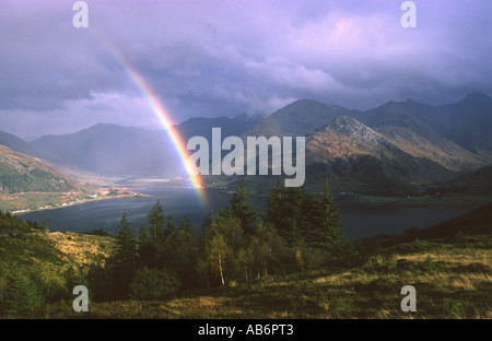 Rainbow su Loch Duich, Glenshiel, Skye e Lochalsh, Scotland, Regno Unito, Europa. Foto Stock