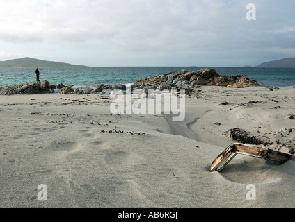 Una figura solitaria su di una spiaggia di sabbia, Berneray, Scozia Foto Stock